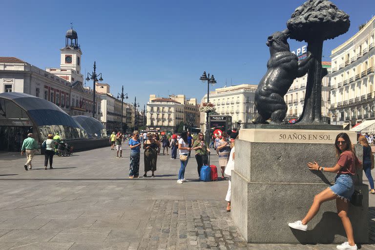 Una turista se retrata en Puerta del Sol