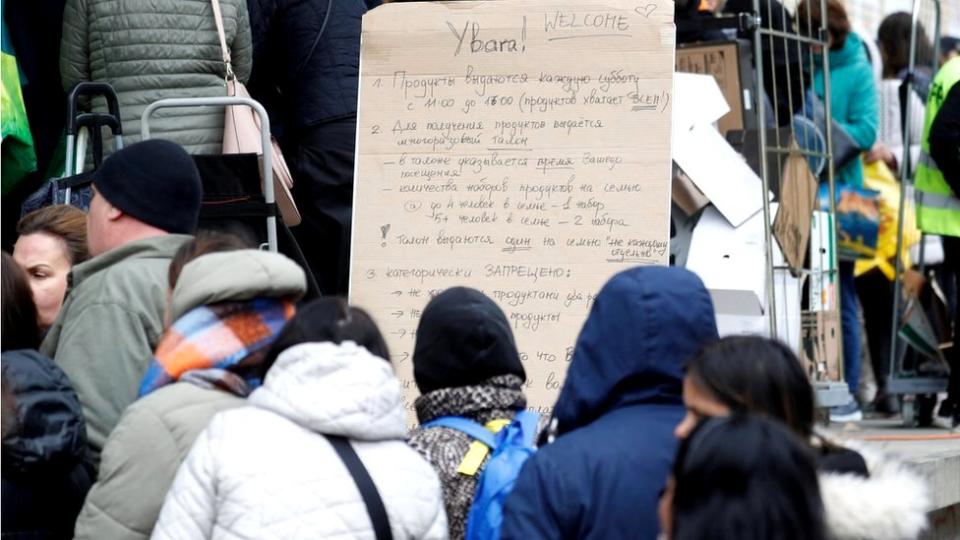 Un letrero señala a los refugiados ucranianos en dirección a un centro de distribución de alimentos en Zúrich.