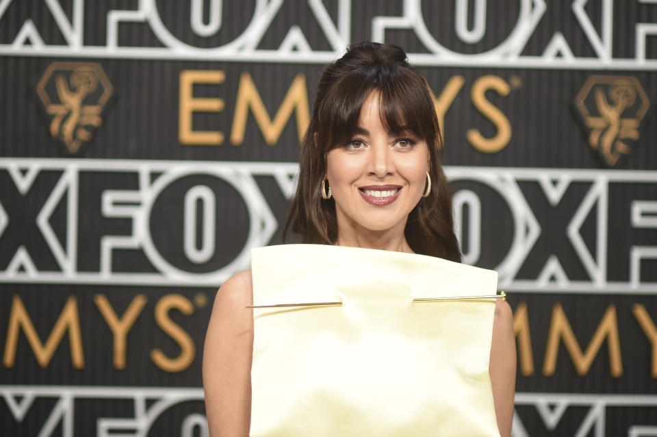 Aubrey Plaza llega a la 75a edición de los Premios Emmy el lunes 15 de enero de 2024 en el Teatro Peacock de Los Ángeles. (Foto Richard Shotwell/Invision/AP)