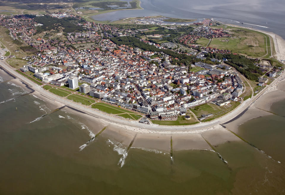 <p>Für die Silbermedaille geht es wieder zurück an die Nordsee. Auf Norderney wurden 2018 bereits 16.500 Euro pro Quadratmeter gezahlt. Das ist tatsächlich gar nicht so weit weg vom Durchschnittspreis, der zwischen 12.000 und 16.000 Euro liegt. </p>