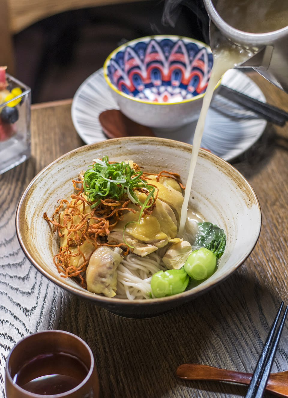 北角美食︱花燈高掛台灣菜小店 席前加湯！黑麻油蟲草花雞湯麵