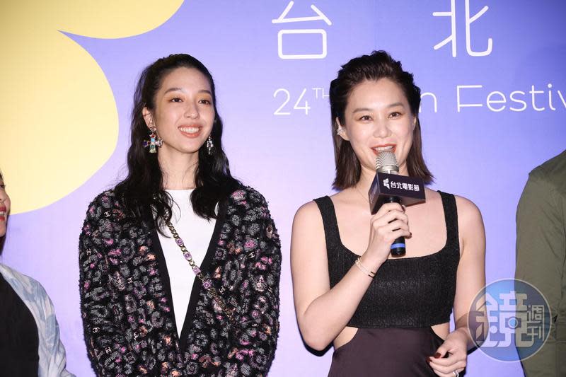 王渝萱（左）、許乃涵在電影《小藍》扮演不約而同都在探索情欲的母女檔。