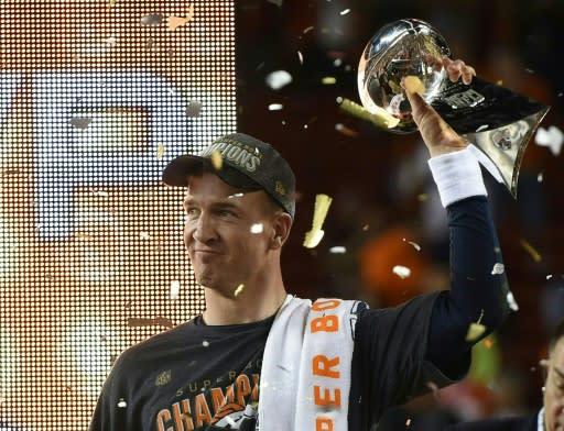 Peyton Manning celebra el triunfo de sus Denver Broncos sobre los Carolina Panthers en el Super Bowl, en la noche del domingo 7 de febrero en la localidad californiana de Santa Clara (EEUU) (AFP | Timothy A. Clary)