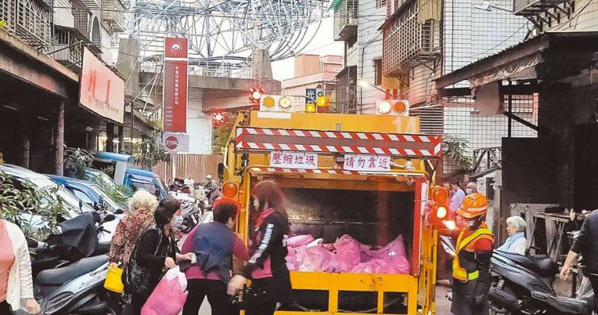 台北市春節垃圾清運時間出爐，大型垃圾從除夕當天開始停收。（圖／新北市環保局提供）