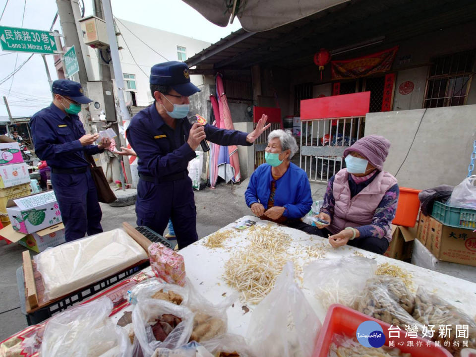 臺西警向長輩宣導交通安全/臺西警分局提供