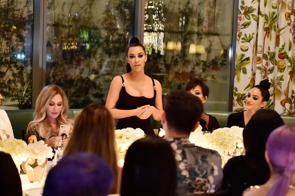 Mira el tremendo escotazo con el que Kim Kardashian asistió a una cena en Los Ángeles