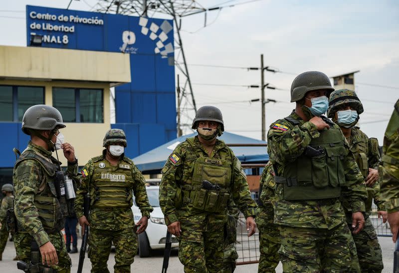 Soldado hace guardia afuera de una prisión donde los reclusos fueron asesinados durante un motín que el gobierno describió como una acción concertada de organizaciones criminales, en Guayaquil, Ecuador