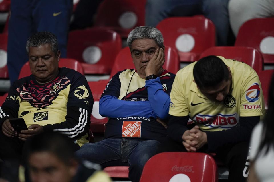 Seguidores del América se lamentan ante la derrota en la vuelta de las semifinal contra el Toluca, el sábado 22 de octubre de 2022, en el Estadio Azteca (AP Foto/Eduardo Verdugo)