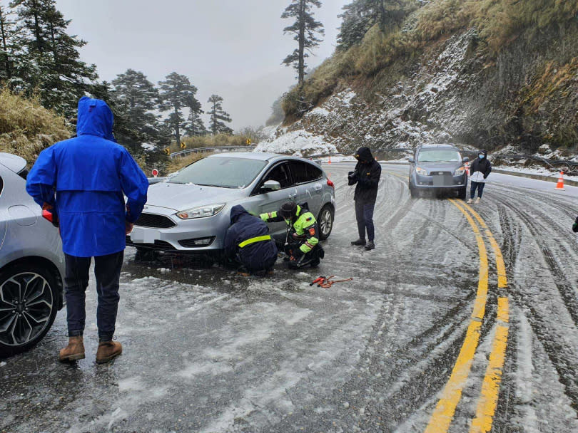 警方協助遊客裝雪鍊。（圖／翻攝自「花蓮縣警察局新城分局」臉書）