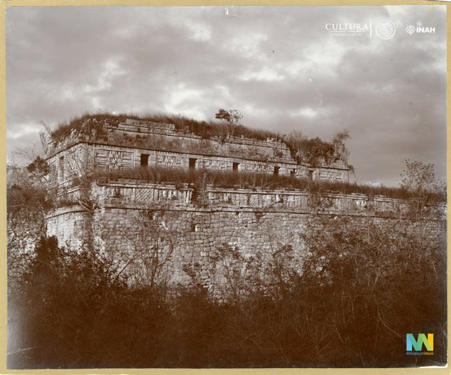 edificio de Las Monjas en Chichén Itza. Foto tomada en 1892