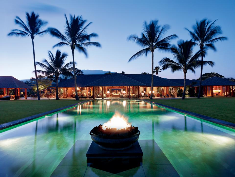 San Francisco–based architect Shay Zak created a Balinese-inspired paradise on the big island of Hawaii complete with an oceanfront infinity pool.