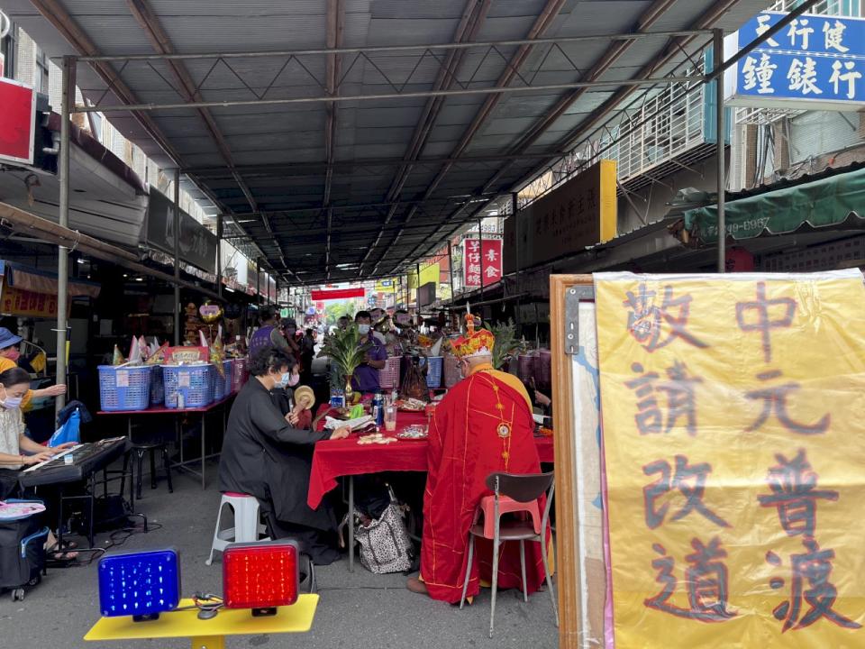 農曆7月15日中元節，台灣各地民眾依習俗準備豐盛供品普渡好兄弟，盼藉以消解亡魂怨氣、祈求鬼月平安。（圖：央廣RTI）