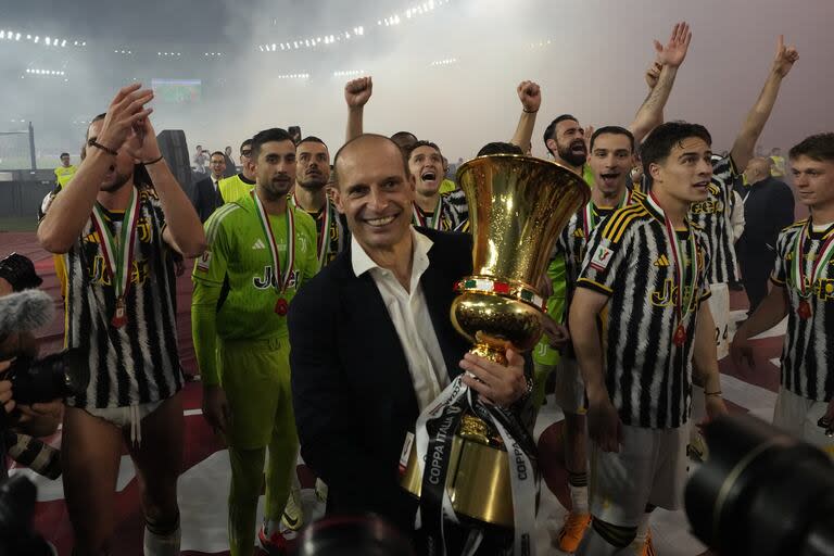 Massimiliano Allegri muestra la copa de campeón delante de sus futbolistas