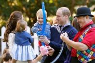 Britain's Prince William, Catherine, Duchess of Cambridge, Prince George and Princess Charlotte play with balloons at a children's party at Government House in Victoria, British Columbia, Canada, September 29, 2016. REUTERS/Chris Wattie