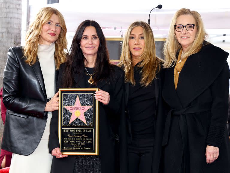 Laura Dern, Jennifer Aniston y Lisa Kudrow, ayer durante el evento en honor a Courteney Cox 