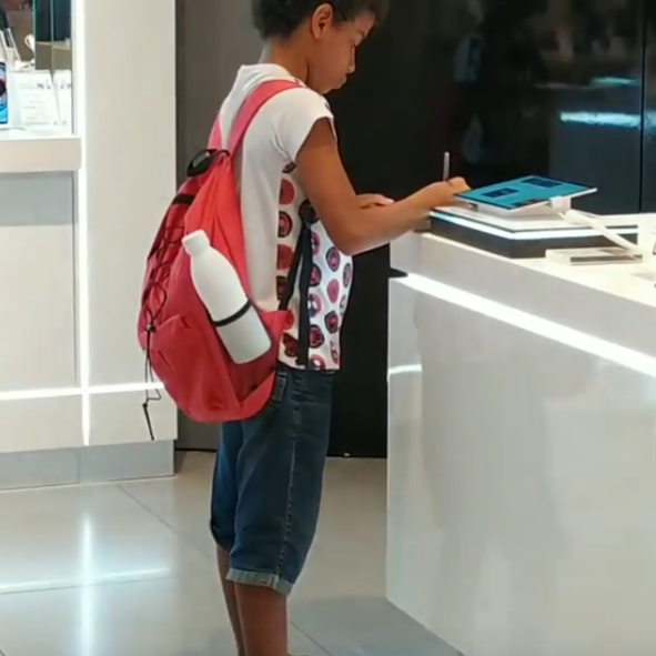 Este niño se ha vuelto viral después de que fuese grabado en Brasil entrando en una tienda para poder hacer sus deberes. (Foto: Instagram / @luiz0585)