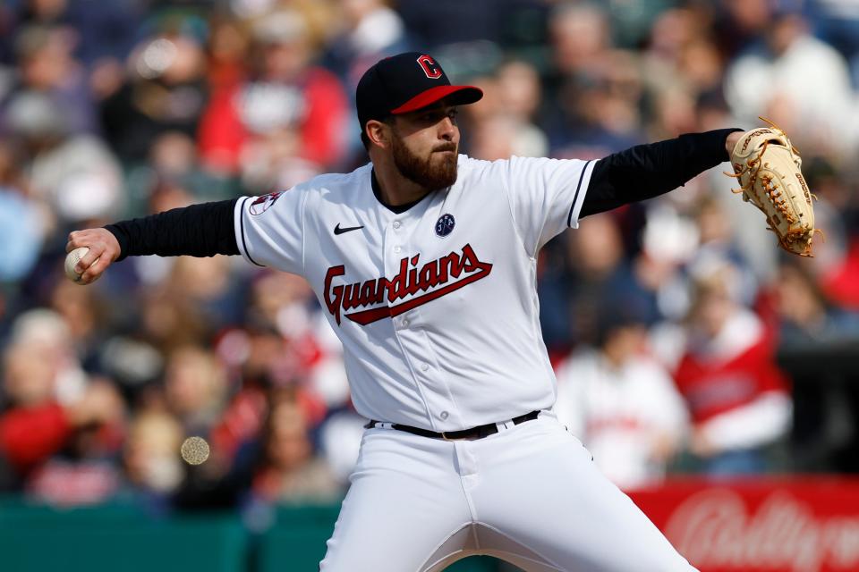 El lanzador abridor de los Guardianes, Aaron Civale, lanza contra los Marineros de Seattle durante la primera entrada, el viernes 7 de abril de 2023, en Cleveland.