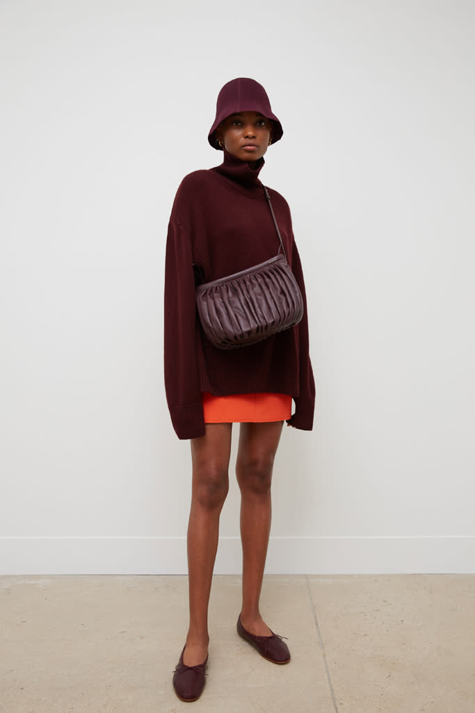 <p>Prix : 925 euros </p><br><a href="https://www.mansurgavriel.com/products/balloon-bag-eggplant" rel="nofollow noopener" target="_blank" data-ylk="slk:Acheter;elm:context_link;itc:0;sec:content-canvas" class="link ">Acheter</a>