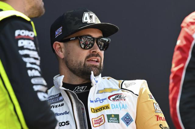 Elliott blasts NASCAR for fining Stenhouse $75,000 for All-Star Race fight  it used in a promotion - Yahoo Sports