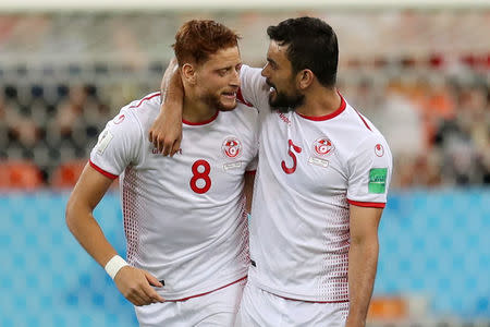 El delantero tunecino Fakhreddine Ben Youssef (8) recibe un abrazo del defensor Oussama Haddadi tras convertir frente a Panamá en su dueli por el grupo G de la Copa del Mundo de la FIFA en Saransk, Rusia, jun 28, 2018. REUTERS/Ricardo Moraes
