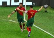Foto del lunes de los jugadores de Portugal Cristiano Ronaldo Bruno Fernandes celebrando el gol ante Uruguay