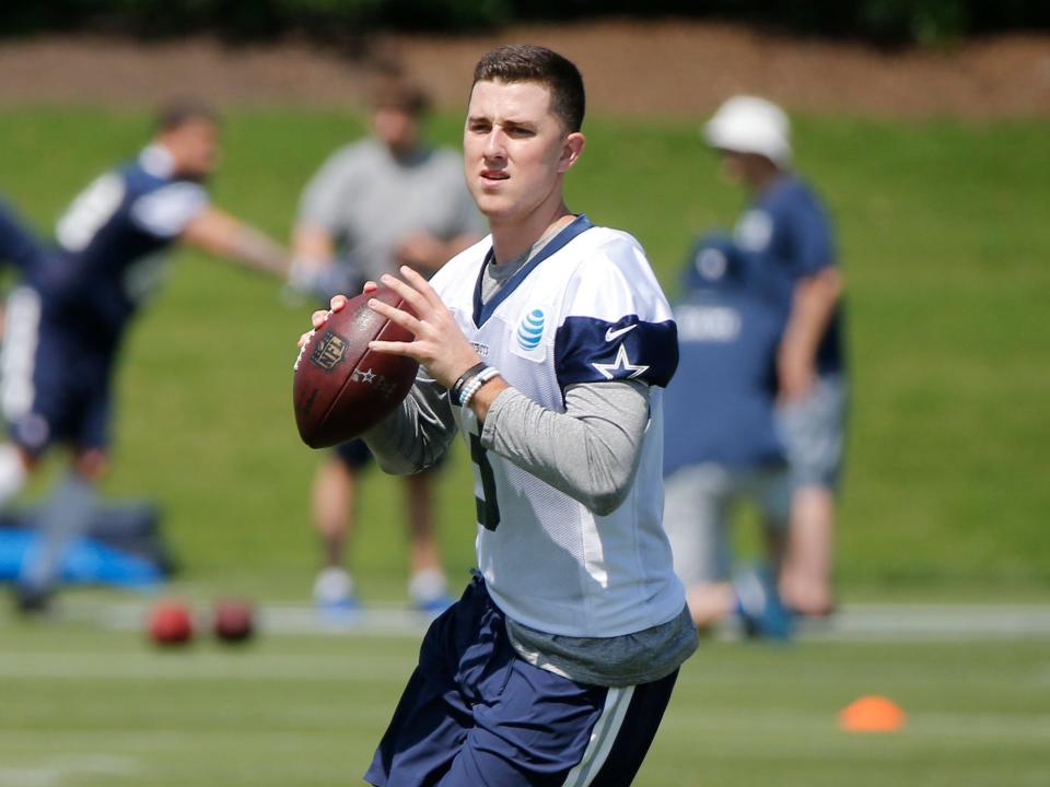 Mike White prepares to throw a pass during Cowboys training camp in 2018.