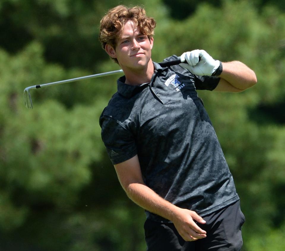 Matthew Kolbjornsen, de Middletown, intenta poner un poco de inglés corporal en un golpe de salida durante la ronda final del Torneo de Golf DIAA el miércoles en Maple Dale Country Club en Dover.