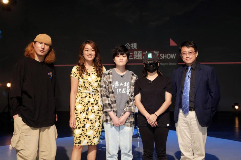 本週五《公視主題之夜SHOW》映後論壇邀請香港漫畫家柳廣成（左起）、Podcast《百靈果NEWS》主持人凱莉、台權會副祕書長王曦、香港抗爭者小玟與國際法學者宋承恩共同討論。（公視提供）