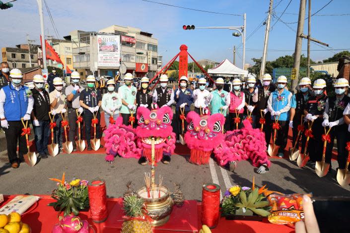 健全海線聯外道路系統，縣道一六四線（金湖至北港段）開工動土。　（記者劉春生攝）