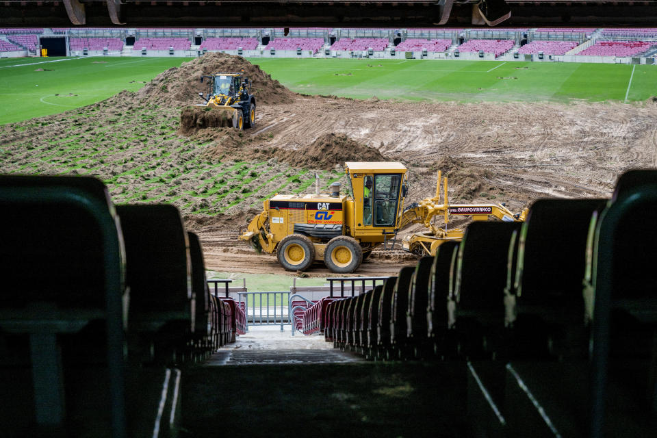 Maquinaria pesada trabaja en la renovación del estadio Camp Nou de Barcelona. (Victor Salgado/Futbol Club Barcelona, vía Reuters) 