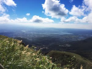 七星山頂端可俯瞰台北市｜The trail impresses hikers with breathtaking 360-degree scenic views of Taipei city and north coast. (Pixabay)