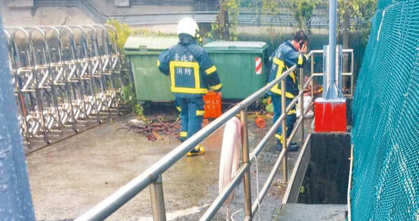 輕颱哈格比外圍環流帶來豪大雨，台北市水利處61歲齊姓技工3日下午赴北投區下八仙抽水站清淤時，不慎落水，被警消尋獲時已明顯死亡。（圖／中國時報李文正）