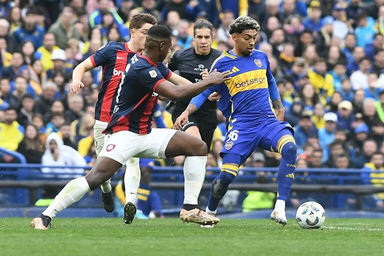 Cristian Medina, jugando para San Lorenzo; el volante de Boca podría seguir su carrera en Turquía