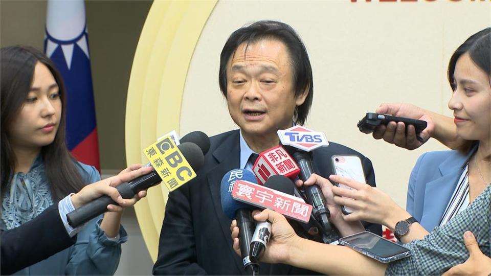 民進黨籍台北市議員王世堅惡搞柯文哲過去的競選口號「政治不難，找回爸媽」。