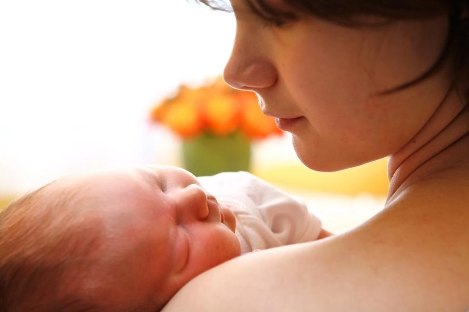 No se trata de agobiarse planteando una dieta complicada. Igual que durante la gestación, en la lactancia debes seguir unos hábitos alimenticios saludables. (Foto: Getty)