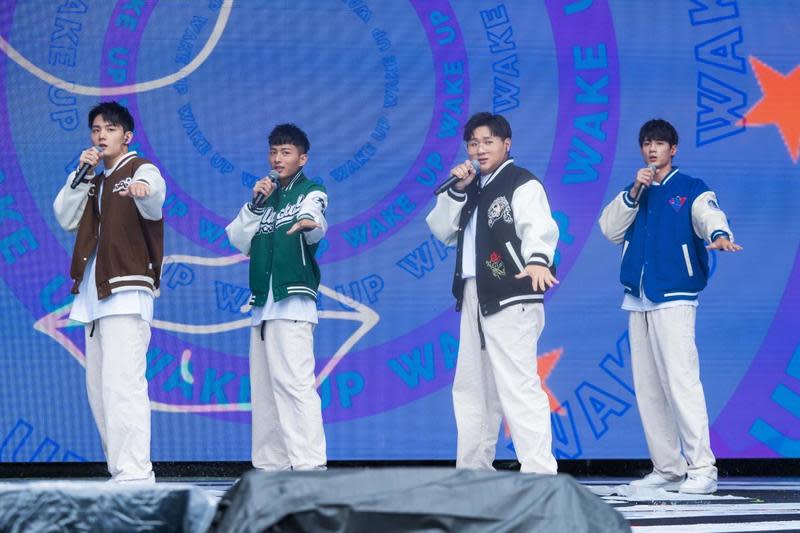 「機智男孩IT BOYZ」陳彥廷（左起）、鍾岳軒、鄭豐毅、黃柏峰為巨星耶誕演唱會綵排。（TVBS提供）