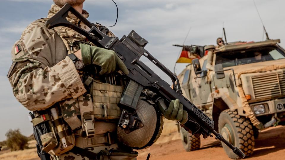 Ein Bundeswehrsoldat mit einem Sturmgewehr vom Typ G36 (Archiv). Das neue Sturmgewehr der Bundeswehr soll nicht von Heckler & Koch kommen, sondern von C.G. Haenel aus Thüringen.