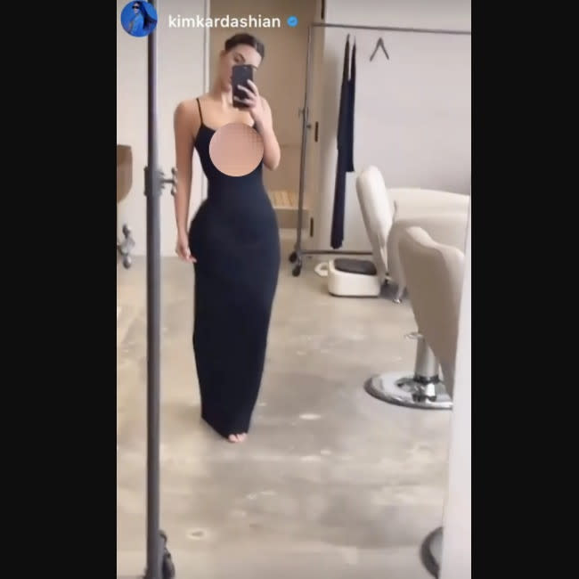 Kim Kardashian mostrando su camisón favorito de la última colección de Skims credit:Bang Showbiz