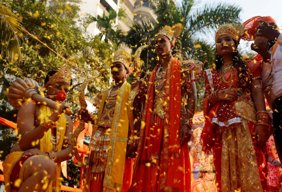 2024年1月21日，為慶賀聖城阿尤德亞的羅摩神廟隔天將開光，印度孟買的印度教徒裝扮成神猴哈奴曼（左起）、羅什曼那（羅摩之弟）、羅摩、悉多（羅摩之妻）參加遊行。路透社