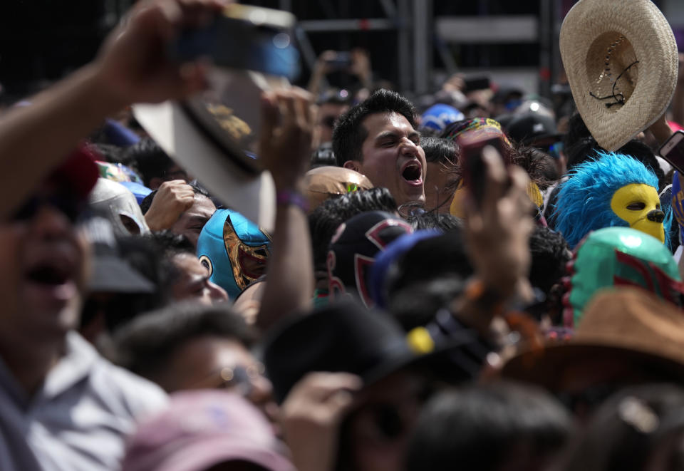 Fans de Lost Acapulco ovacionan durante su presentación en el festival Vive Latino en la Ciudad de México el domingo 19 de marzo de 2023. (Foto AP/Fernando Llano)