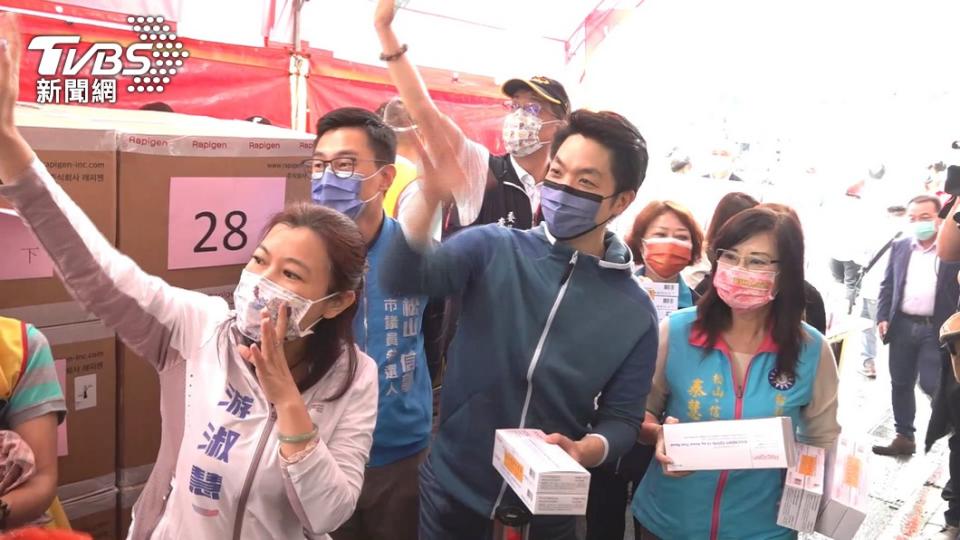 備戰台北市長選舉，蔣萬安勤跑防疫行程。（圖／TVBS）