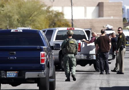 Las Vegas Metro Police officers and FBI agents stand in the street after a stand-off with a suspect in Las Vegas February 19, 2015. REUTERS/Steve Marcus