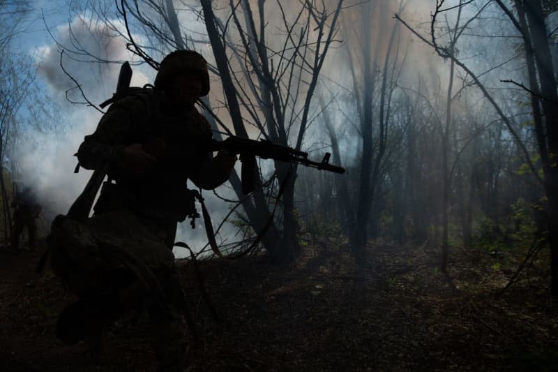 Soldiers of the 22nd Brigade train for infantry operations, clearing trenches and emergency medicine. Madeleine Kelly/ZUMA Press Wire/dpa