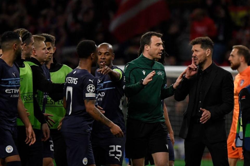 Simeone y los jugadores del City después de un acalorado encuentro (AFP/Getty)