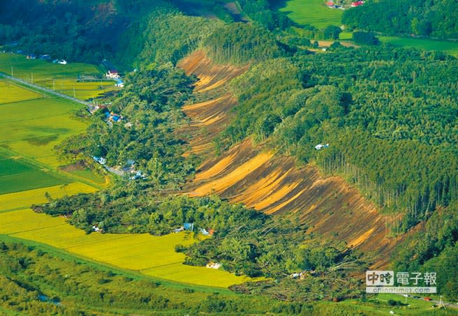 北海道強震，厚真町發生嚴重土石流，掩埋摧毀山坡下的房屋。（法新社）