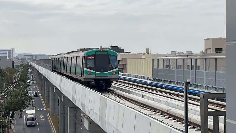 高雄捷運於六日開始執行RK1岡山車站通車試運轉測試，依大眾捷運系統履勘作業要點驗證整體系統符合營運需求之安全可靠度。（圖／捷運局提供）