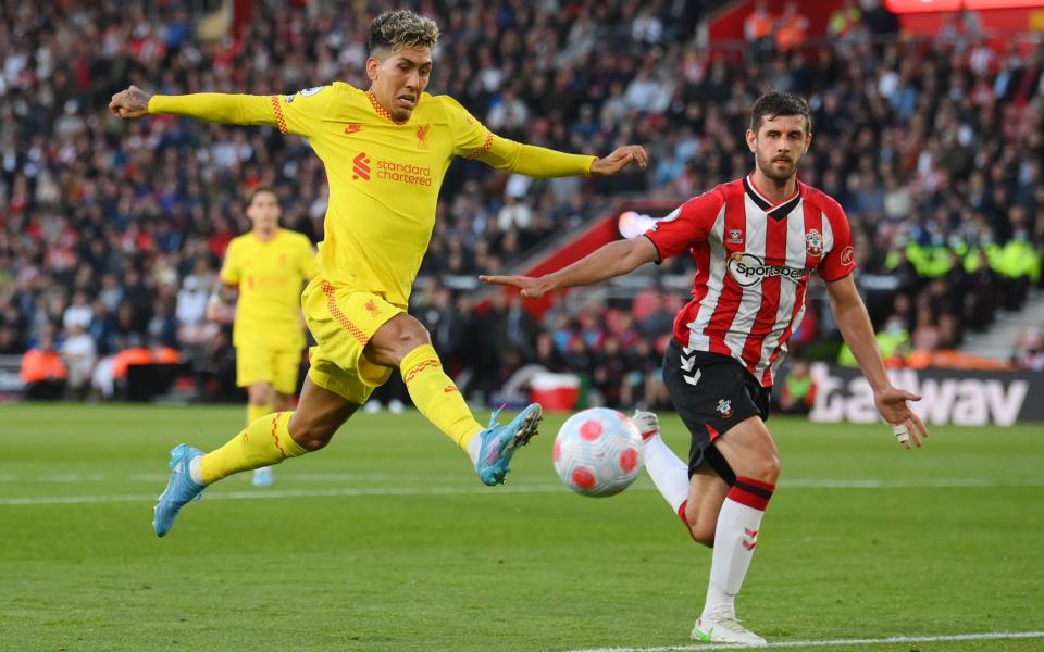  Roberto Firmino of Liverpool controls the ball whilst under pressure from Jack Stephens of Southampton - Mike Hewitt/Getty Images