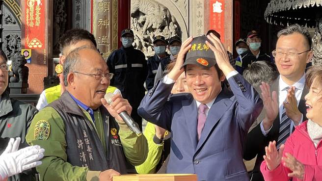 副總統賴清德（左二）來台南發紅包，所到之處受民眾夾道歡迎。（張毓翎攝）
