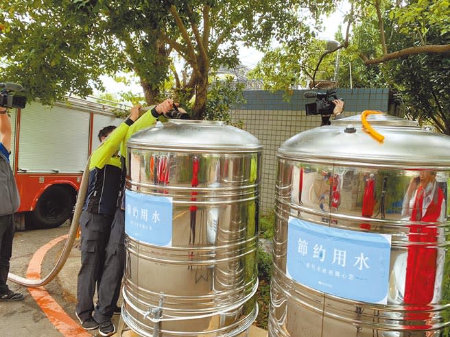 新竹市政府20日舉行抗旱會議提前部署，為提早整備，全市總計將設置158個供水站。（陳育賢攝）