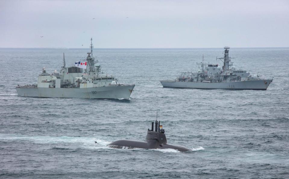 Kanadische und britische Fregatten mit einem deutschen U-Boot während einer NATO-Übung zur U-Boot-Bekämpfung im Juli 2020. - Copyright: British Royal Navy/LPhot Dan Rosenbaum